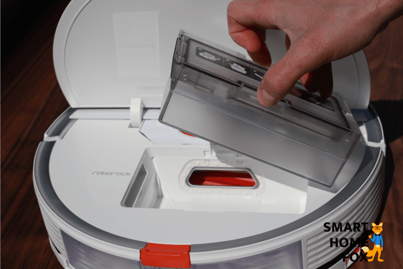 Der Staubbehälter des Roborock S7 wird entnommen